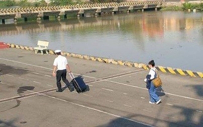 NSND Lan Huong bi to khong len tau di Truong Sa vi phong hep hinh anh 2