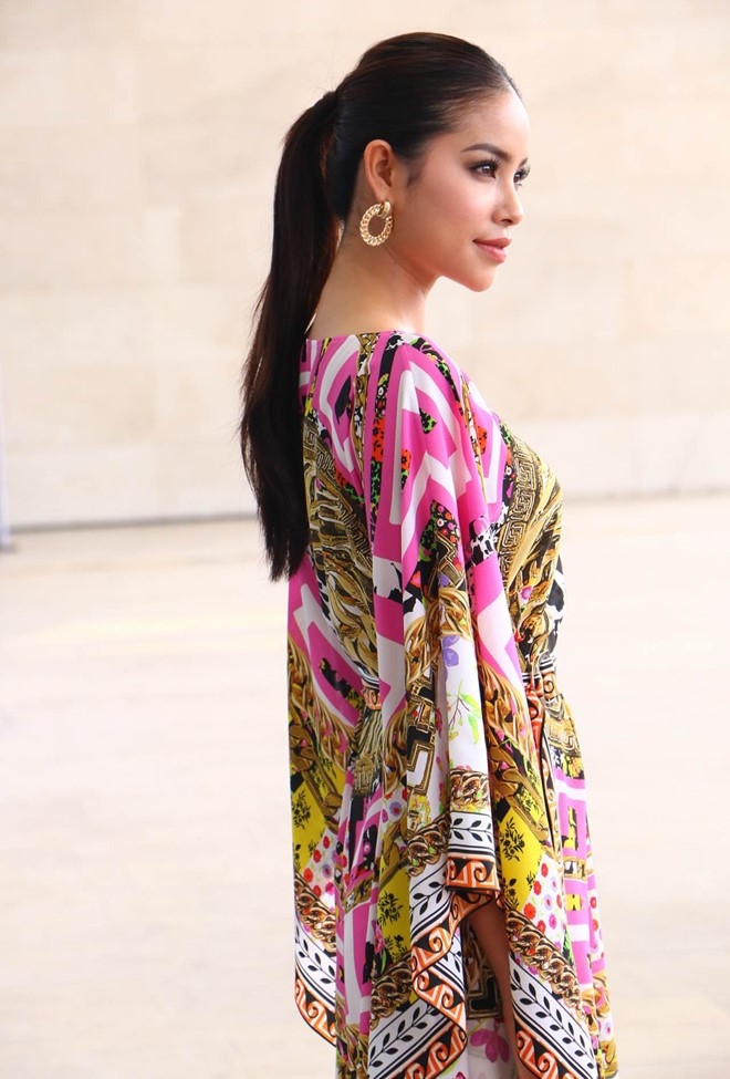 Pham Huong noi bat voi hang hieu Versace hinh anh 4