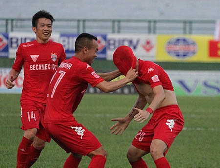 Niềm vui của Công Vinh sau khi ghi bàn mở tỷ số cho B.Bình Dương (ảnh: Nguyễn Đình)