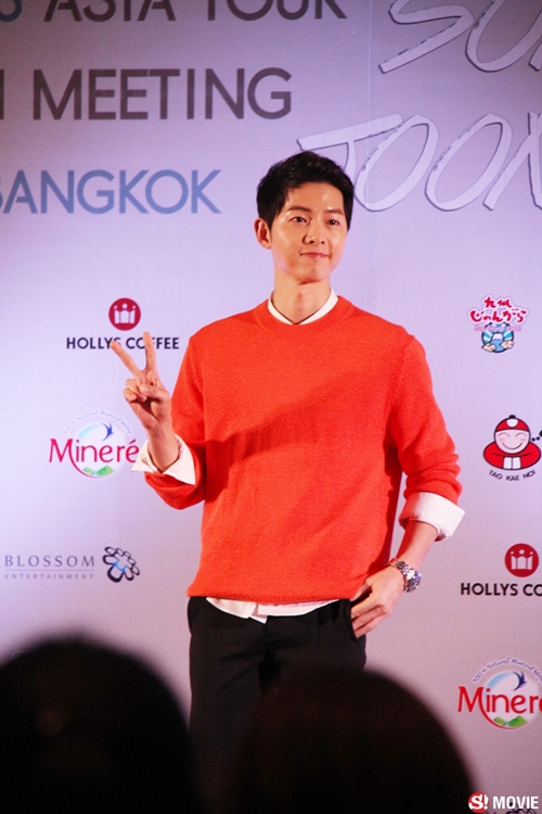 dai-uy-yoo-khien-fan-thai-tan-chay-voi-nu-cuoi-keo-ngot-3