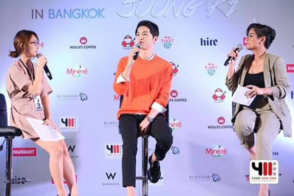 dai-uy-yoo-khien-fan-thai-tan-chay-voi-nu-cuoi-keo-ngot-5