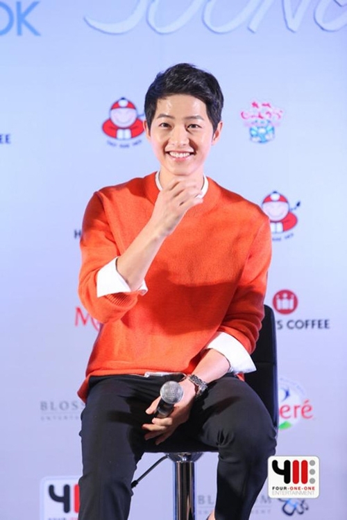 dai-uy-yoo-khien-fan-thai-tan-chay-voi-nu-cuoi-keo-ngot-8