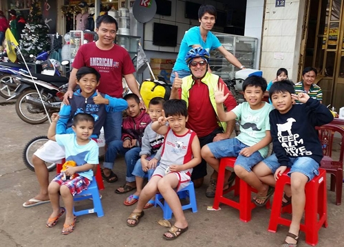 Bác Grum bên các em bé Việt Nam.