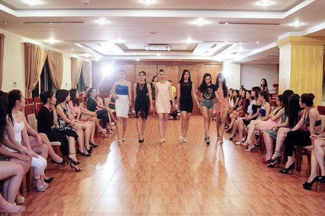 Nguoi dep Hoa hau Bien catwalk duoi thoi tiet nang nong hinh anh 3
