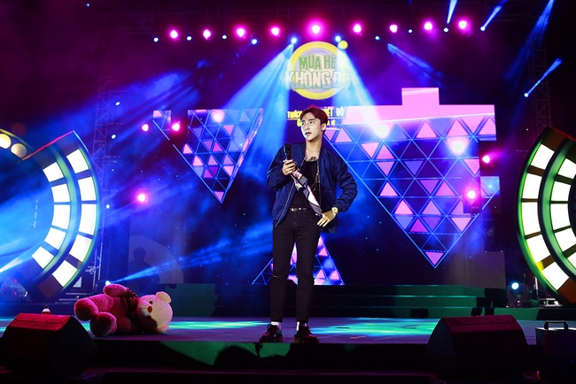 Sơn Tùng bay show mệt lã, Soobin Hoàng Sơn cởi phanh áo khiến fan phát cuồng - Ảnh 4.