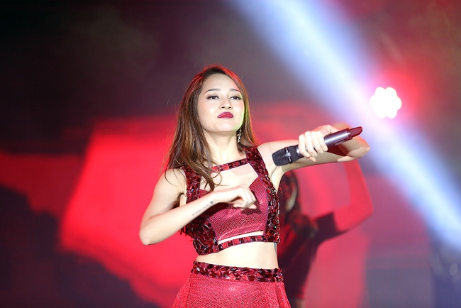Sơn Tùng bay show mệt lã, Soobin Hoàng Sơn cởi phanh áo khiến fan phát cuồng - Ảnh 9.