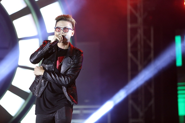 Sơn Tùng bay show mệt lã, Soobin Hoàng Sơn cởi phanh áo khiến fan phát cuồng - Ảnh 14.