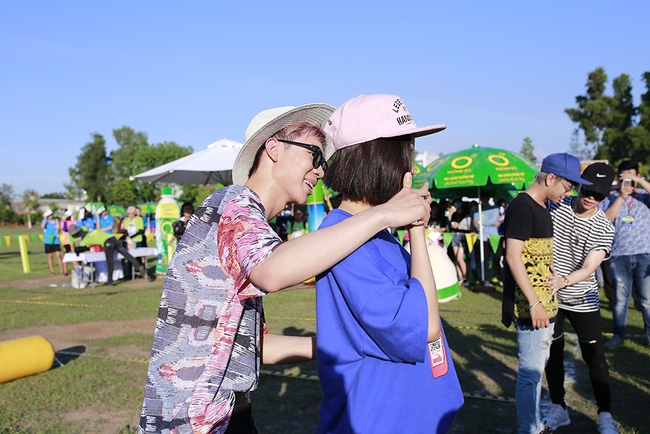Sơn Tùng bay show mệt lã, Soobin Hoàng Sơn cởi phanh áo khiến fan phát cuồng - Ảnh 24.
