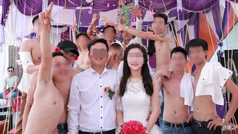 Bạn chú rể cởi trần chụp hình với cô dâu tại đám cưới - ảnh 2