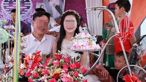 Bạn chú rể cởi trần chụp hình với cô dâu tại đám cưới - ảnh 4