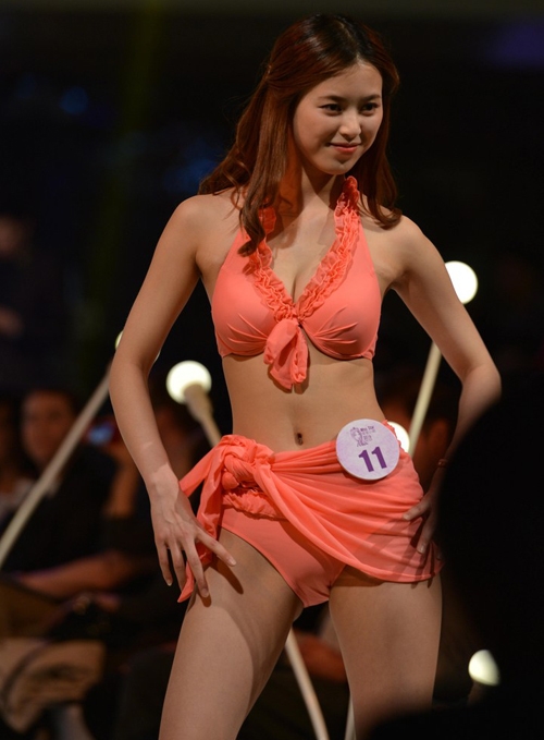 Cuộc thi sắc đẹp Miss Star cho thí sinh thay bikini trên sân khấu
