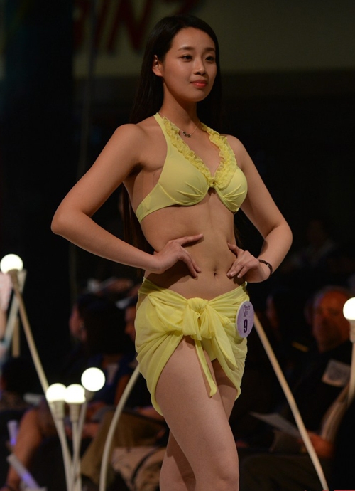 Cuộc thi sắc đẹp Miss Star cho thí sinh thay bikini trên sân khấu