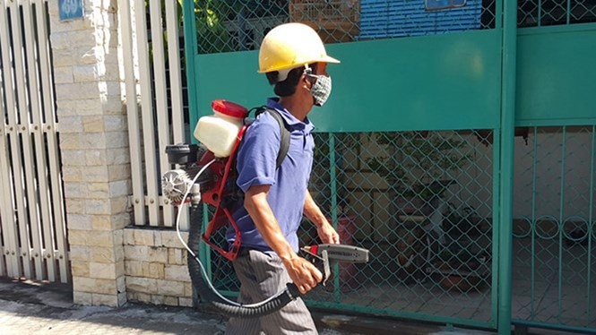 Phun hóa chất diệt muỗi truyền bệnh sốt xuất huyết và Zika /// - Ảnh: Hiển Cừ