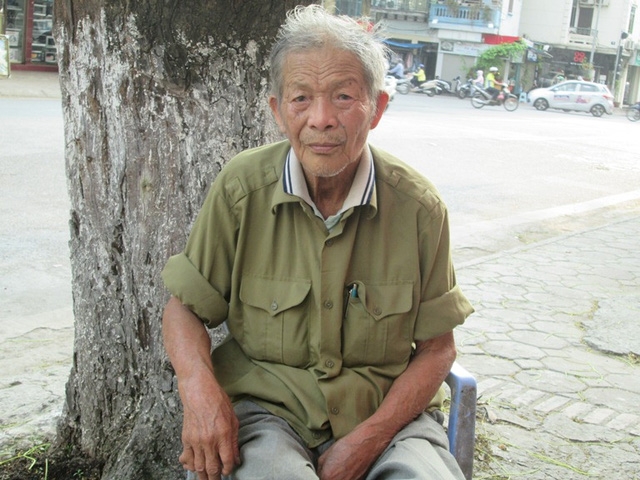  Giờ đây sức khỏe ông Sơn yếu ông phải đi xe ôm đến quán trà đá gần trạm chắn. Ảnh: Ngọc Thi 