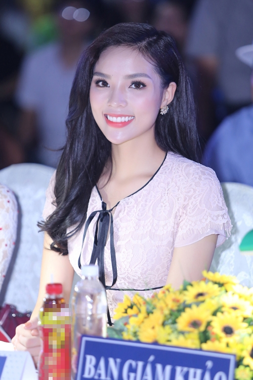 Hoa hậu trang điểm nhẹ nhàng