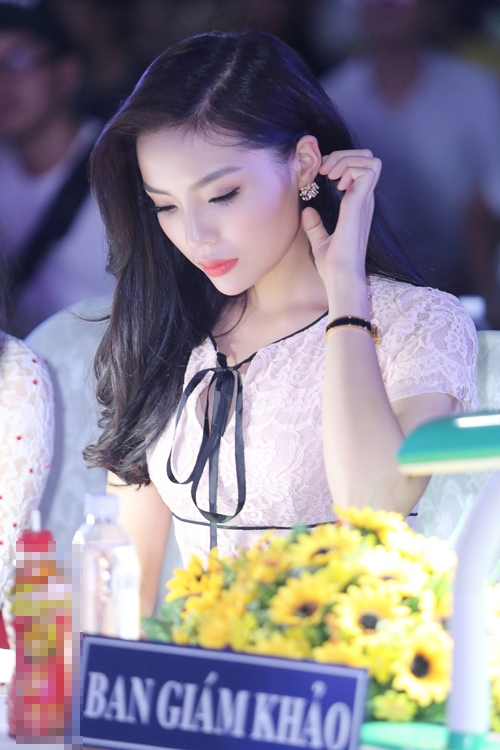 Sau thời gian để tóc ngắn nhuộm vàng, cô đã quay lại với mái tóc dài đen dài truyền thồng.
