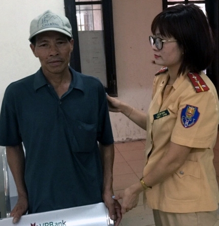Ông Thành được Đại úy Lê Thị Thảo và các cán bộ chiến sỹ Đội CSGT - CAH Thanh Trì tận tình chăm sóc trong thời gian tìm người thân và chờ gia đình đến đón.