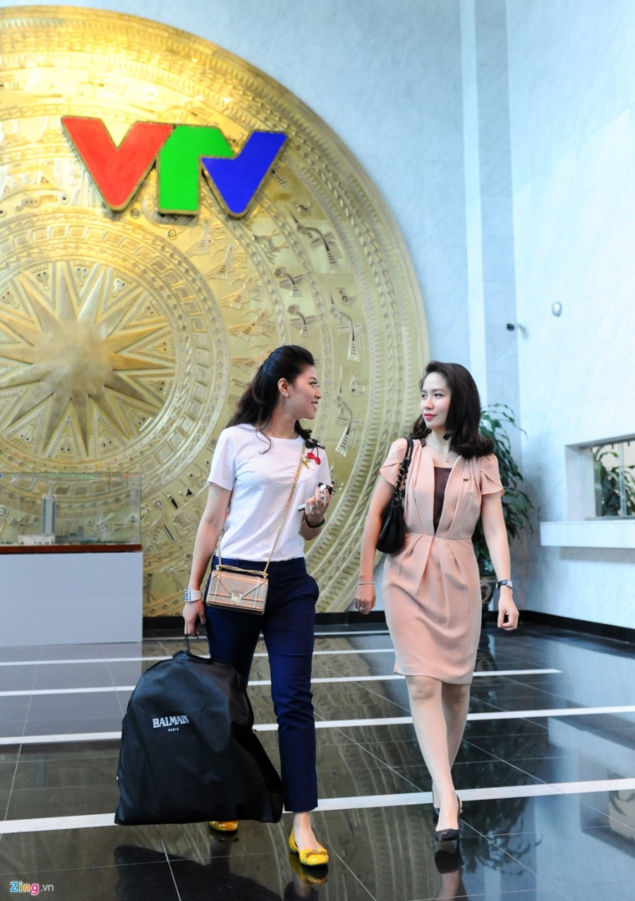 Ngay lam viec lien tuc 12 tieng o Dai cua BTV Ngoc Trinh hinh anh 2