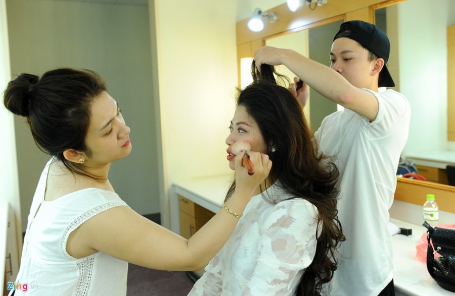 Ngay lam viec lien tuc 12 tieng o Dai cua BTV Ngoc Trinh hinh anh 3