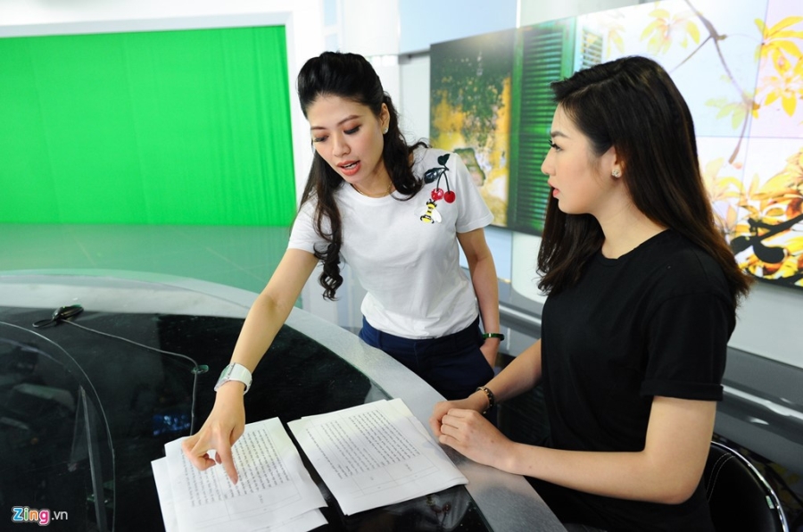Ngay lam viec lien tuc 12 tieng o Dai cua BTV Ngoc Trinh hinh anh 12