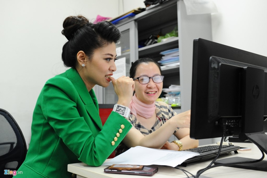 Ngay lam viec lien tuc 12 tieng o Dai cua BTV Ngoc Trinh hinh anh 14