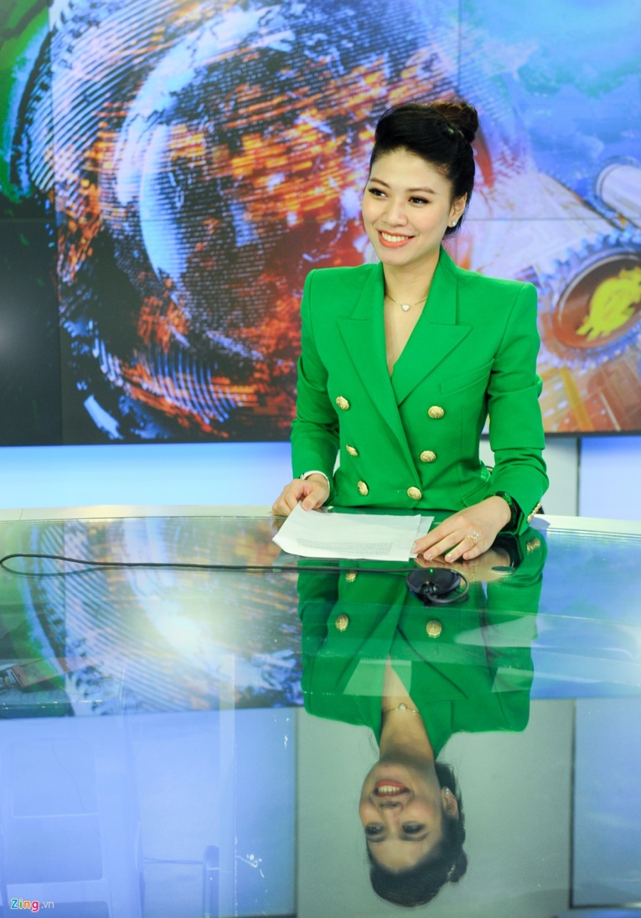 Ngay lam viec lien tuc 12 tieng o Dai cua BTV Ngoc Trinh hinh anh 16