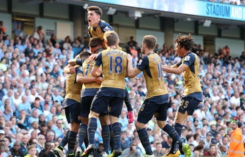 Van Gaal nên bị đuổi vì để fan MU phải cổ vũ Arsenal - 1