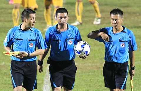 Cau thu tieu cuc di tu, vay con trong tai hinh anh