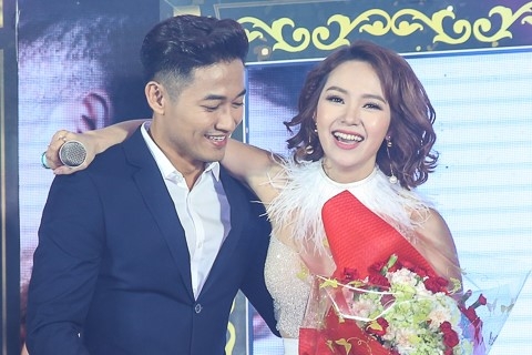 Quy Binh - Minh Hang tinh tu tren tham do hinh anh 7