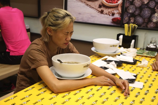 Thí sinh Cuộc đua kỳ thú thi nhau nôn mửa trước tô phở khổng lồ - Ảnh 2.