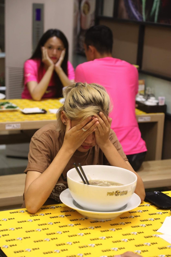 Thí sinh Cuộc đua kỳ thú thi nhau nôn mửa trước tô phở khổng lồ - Ảnh 4.