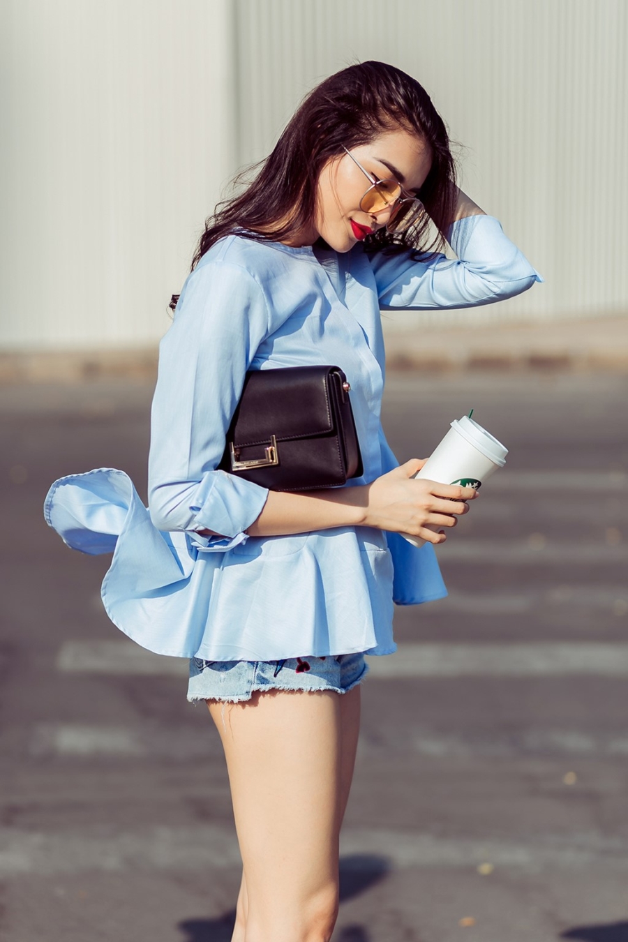A hau Le Hang xuong pho voi gam xanh diu mat hinh anh 3