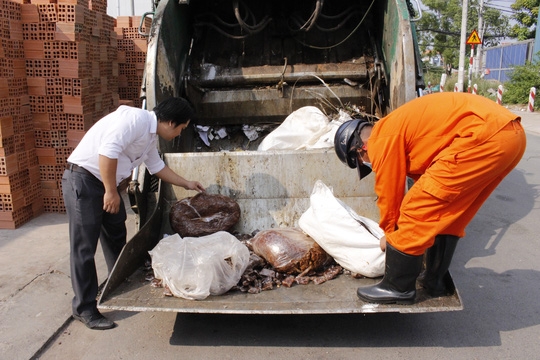  Đại diện Phòng Y tế cùng chính quyền địa phương tiến hành tiêu hủy hơn 1 tấn me bẩn. 