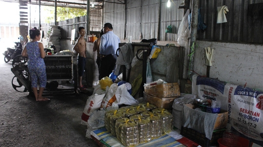  Đoàn kiểm tra liên nghành an toàn vệ sinh thực phẩm đã bất ngờ kiểm tra, lập biên bản sai phạm của cơ sở sơ chế me bẩn. 