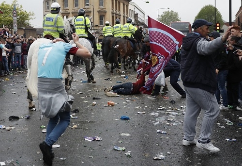 cdv-west-ham-tan-cong-xe-cho-cau-thu-man-utd-1