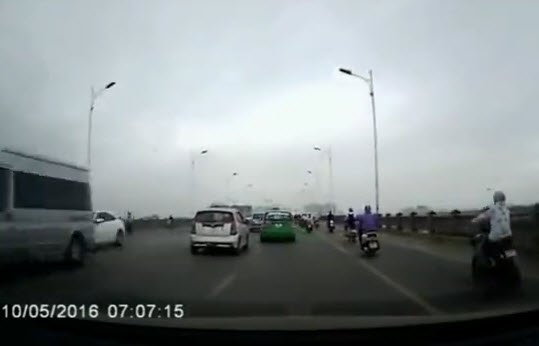 clip: taxi danh vong, phong bat mang tren cau vinh tuy hinh anh 1