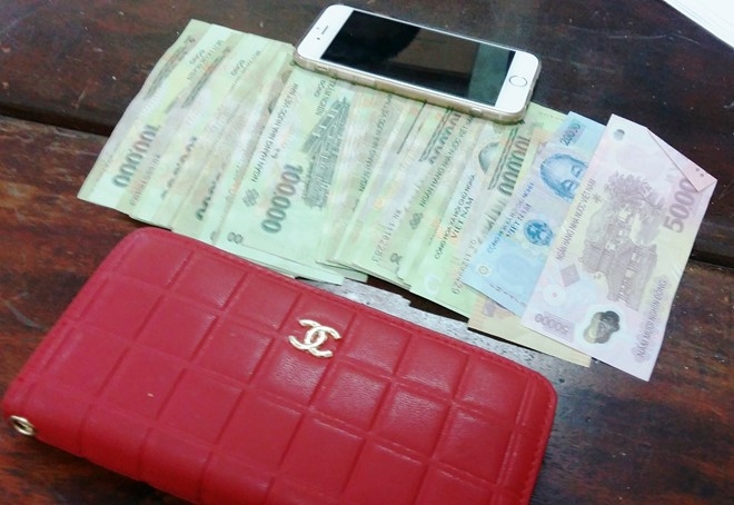 Dap nga nu sinh mang bau de cuop tien va iPhone 6 hinh anh 2