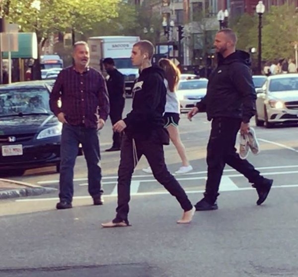 Justin Bieber lủi thủi đi chân trần trong công viên khi Selena lộ ảnh tình tứ với Orlando - Ảnh 3.