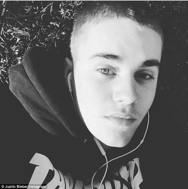 Justin Bieber lủi thủi đi chân trần trong công viên khi Selena lộ ảnh tình tứ với Orlando - Ảnh 5.