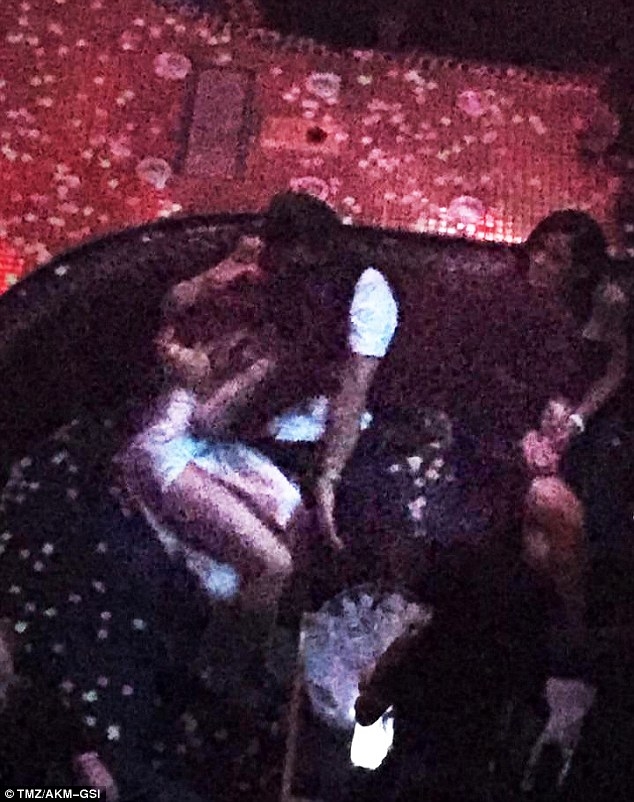 Justin Bieber lủi thủi đi chân trần trong công viên khi Selena lộ ảnh tình tứ với Orlando - Ảnh 10.