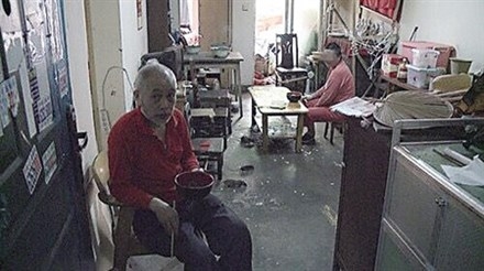  Quang cảnh bên trong căn hộ của ông Châu. Dưới sàn nhà có những con chuột đang nhẩn nha ăn thức ăn rơi vãi. 