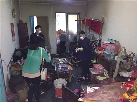  Các nhân viên y tế dọn dẹp nhà ông Châu. 