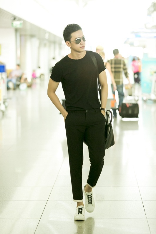 Ngọc Trinh diện crop-top đi ghi hình 'Đêm hội chân dài'