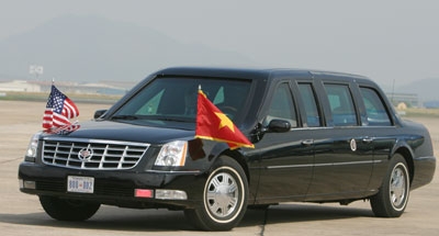 Xe chở tổng thống Mỹ chờ ở sân bay Nội Bài. Ảnh: Anh Dũng.