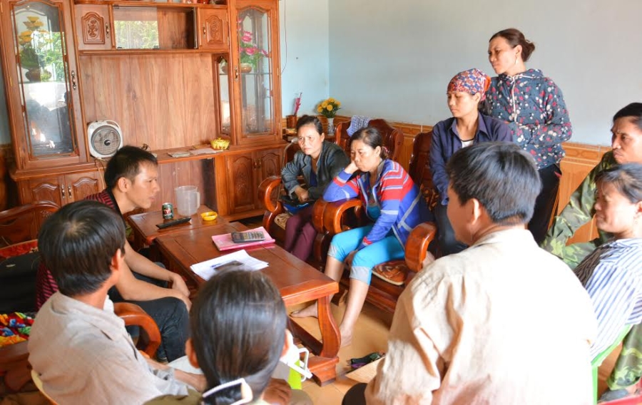 Nhiều người dân đến nhà bà Niềm (áo sọc đỏ) đòi tiền.