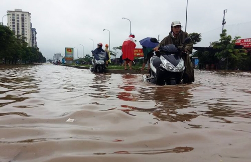 Ngày mai lượng mưa dự báo một số nơi Hà Nội có thể lên đến 70 mm. Ảnh: Bá Đô.