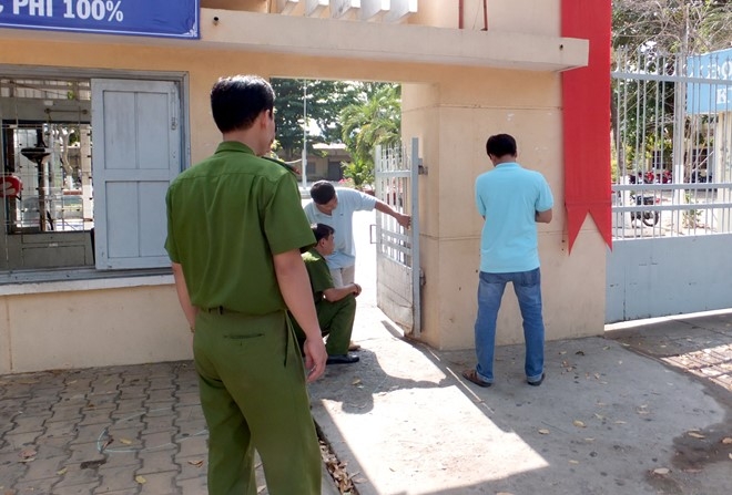 Nhom nghi can sat hai nam sinh truoc cong truong dau thu hinh anh 1
