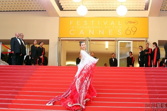 Sao nữ 'vô danh' gốc Hoa bày chiêu trò trên thảm đỏ Cannes