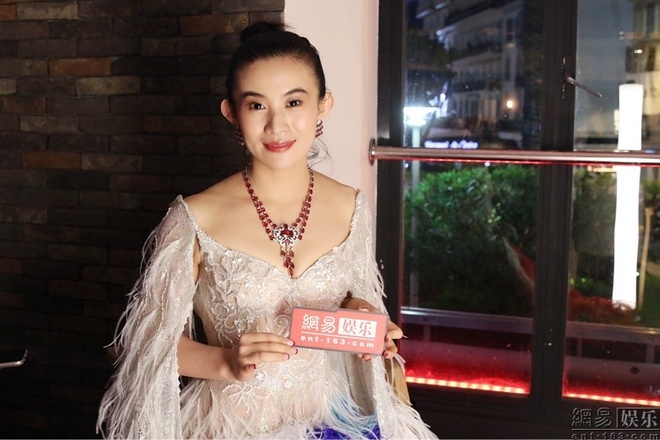 Sao nữ 'vô danh' gốc Hoa bày chiêu trò trên thảm đỏ Cannes
