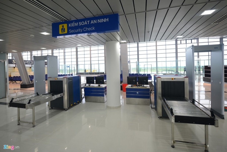 Khu vực kiểm soát an ninh ở ga đi của hành khách. Sau khi khánh thành và đưa vào sử dụng, Cát Bi là Cảng hàng không quốc tế thứ 2 tại miền Bắc cùng với Cảng hàng không quốc tế Nội Bài (Hà Nội).